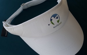 Visière blanche avec le logo Neuilly Golf